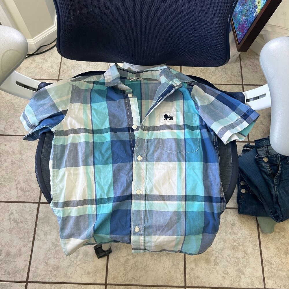 Old Navy kids shirt - size medium